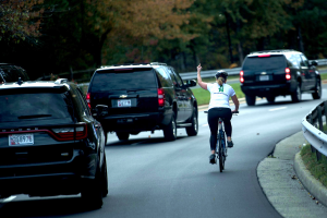 Woman flips off Trump after pursuing his motorcade on bicycle (newsweek.com)