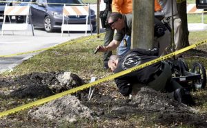 Florida sinkhole is tunnel leading to bank, says FBI (theguardian.com)